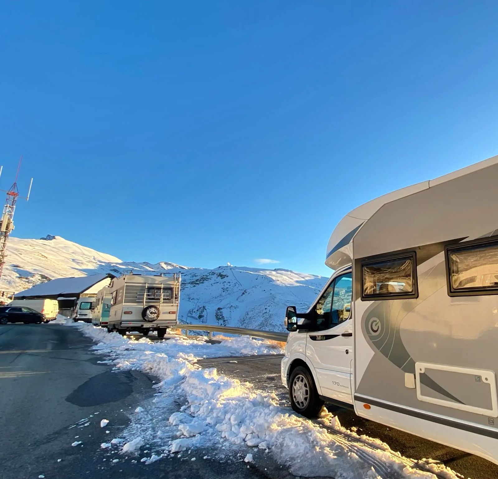 Kamper Kamperlove w zaśnieżonych górach Sierra Nevada